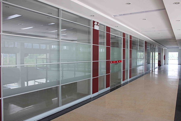 財務室辦公室隔斷用什么材料好?